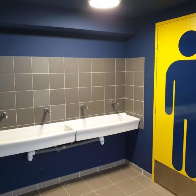 Sanitaires publics avec lavabos adaptés aux enfants, projet de plomberie collectivités écoles