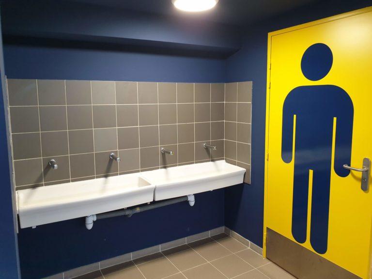 Sanitaires publics avec lavabos adaptés aux enfants, projet de plomberie collectivités écoles