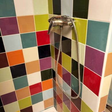 Carrelage mural dans sanitaires d’école maternelle, design et plomberie pour collectivités et écoles