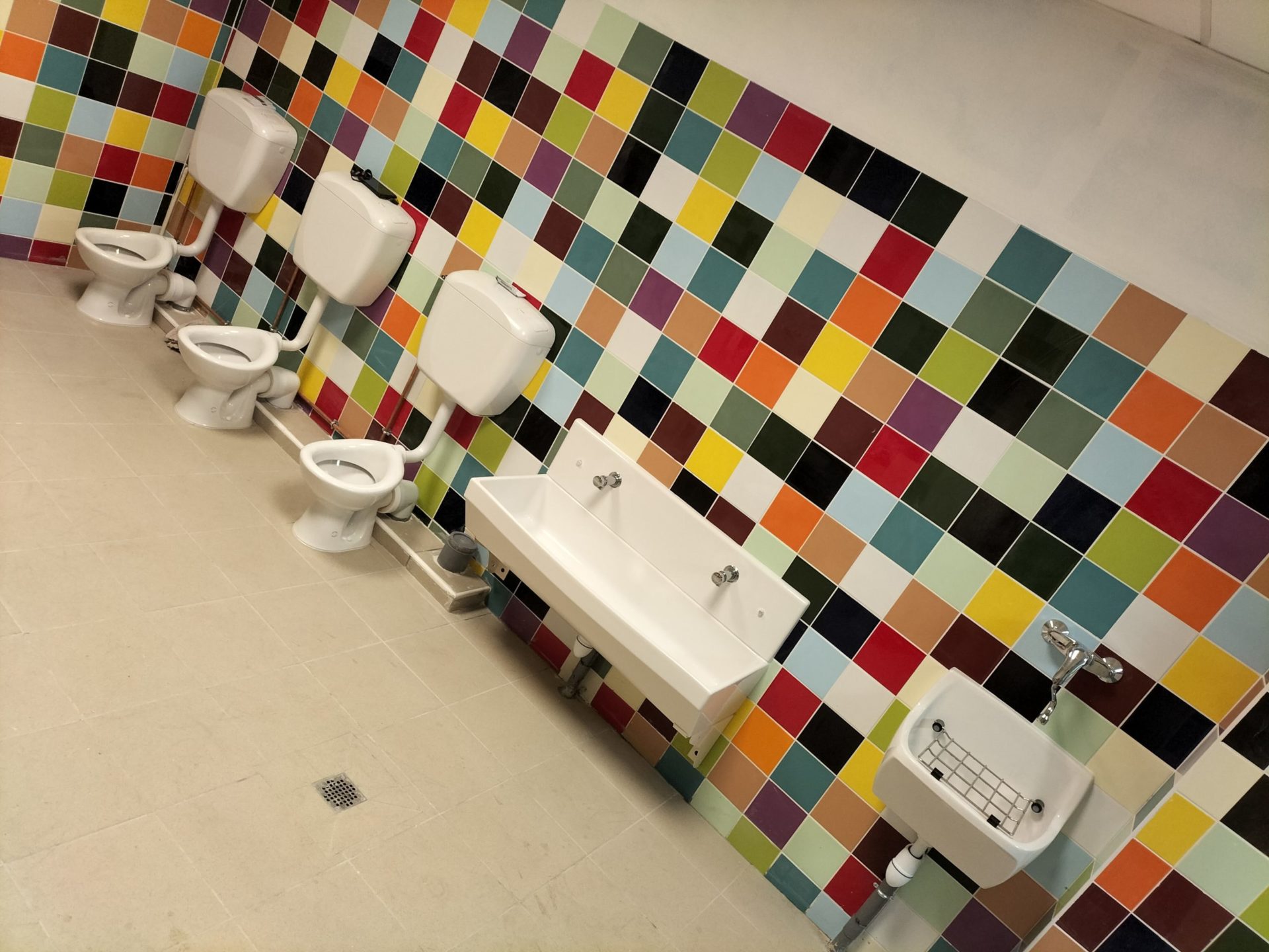 Lavabos collectifs colorés adaptés aux écoles primaires, installation de plomberie collectivités écoles